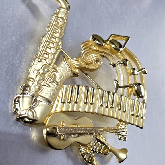 Gold Musical Instrument Brooch Costume Jewelry Goldtone Bright Brooch - Picture 1 of 8
